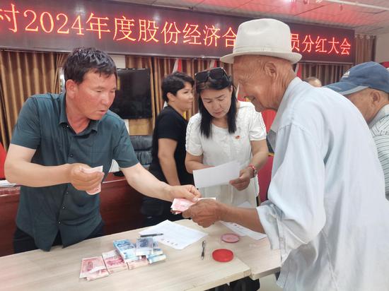 勞務(wù)服務(wù)激活鄉(xiāng)村增收致富新動能 若羌的實(shí)踐與啟示